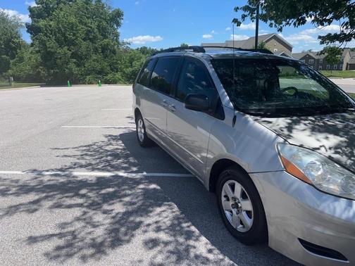 Beige 2007 Toyota Sienna LE