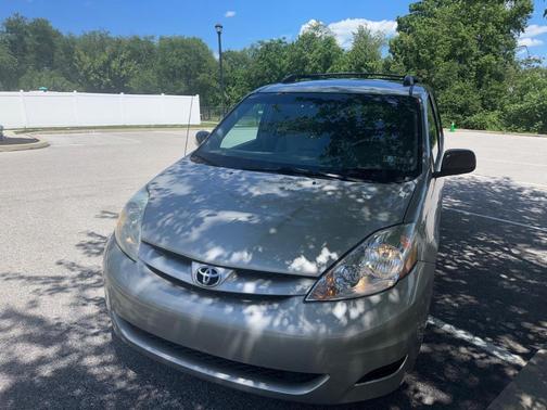 Beige 2007 Toyota Sienna LE