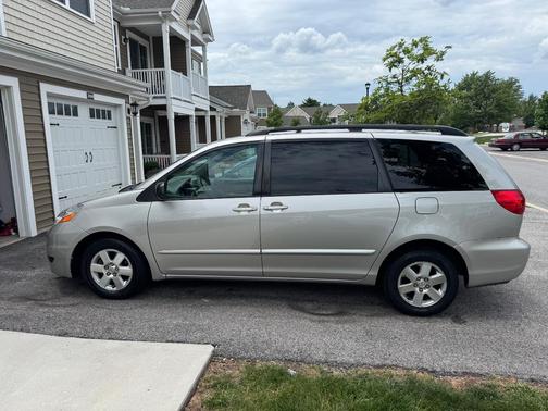 Beige 2007 Toyota Sienna LE