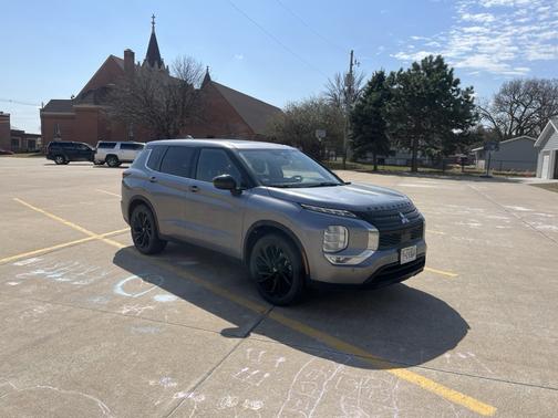 Gray 2022 Mitsubishi Outlander SE Launch Edition