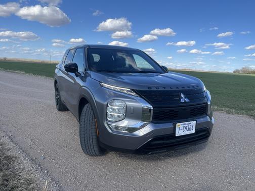 Gray 2022 Mitsubishi Outlander SE Launch Edition