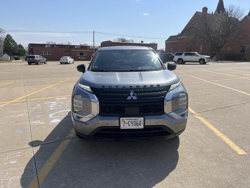 Gray 2022 Mitsubishi Outlander SE Launch Edition