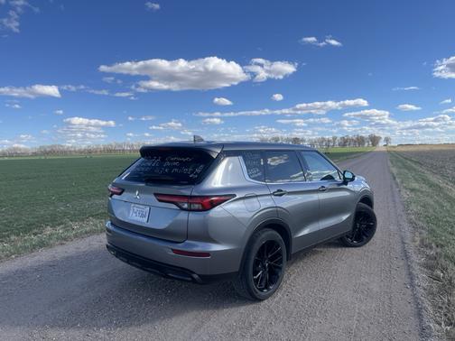 Gray 2022 Mitsubishi Outlander SE Launch Edition