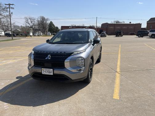 Gray 2022 Mitsubishi Outlander SE Launch Edition