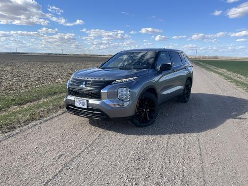 Gray 2022 Mitsubishi Outlander SE Launch Edition