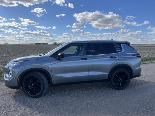 Gray 2022 Mitsubishi Outlander SE Launch Edition