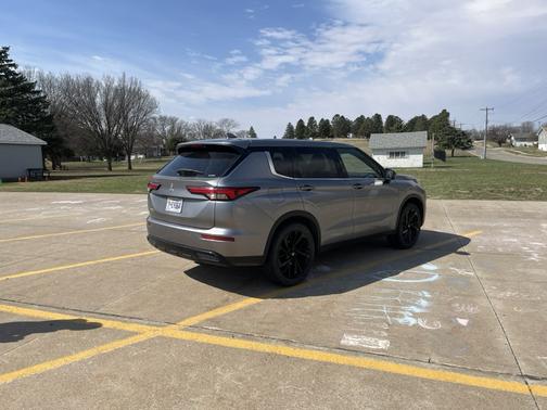 Gray 2022 Mitsubishi Outlander SE Launch Edition