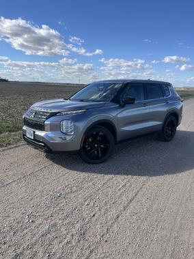 Gray 2022 Mitsubishi Outlander SE Launch Edition