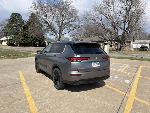 Gray 2022 Mitsubishi Outlander SE Launch Edition
