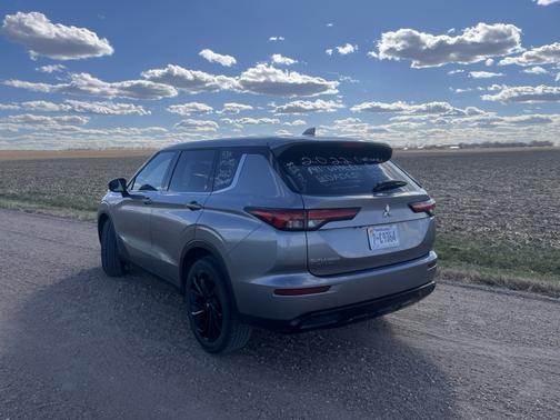 Gray 2022 Mitsubishi Outlander SE Launch Edition