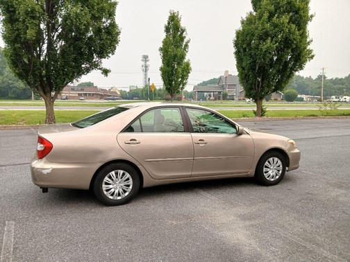 Gold 2002 Toyota Camry LE