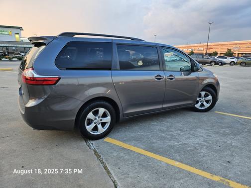 2017 Toyota Sienna LE