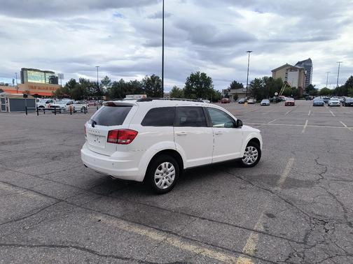 White 2017 Dodge Journey SE