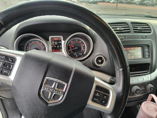 White 2017 Dodge Journey SE
