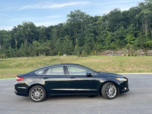 Black 2014 Ford Fusion SE