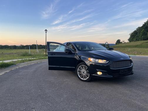 Black 2014 Ford Fusion SE