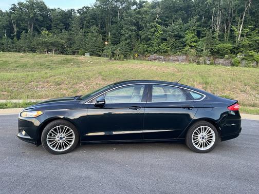 Black 2014 Ford Fusion SE