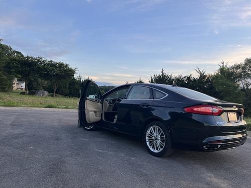 Black 2014 Ford Fusion SE