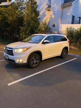 White 2016 Toyota Highlander XLE