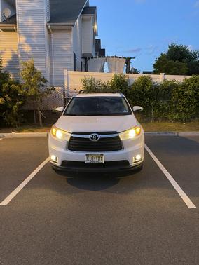 White 2016 Toyota Highlander XLE