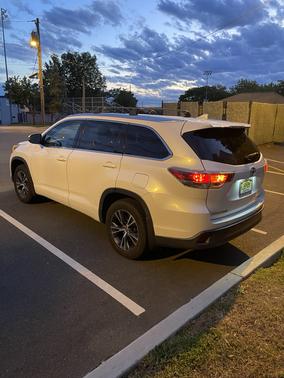 White 2016 Toyota Highlander XLE