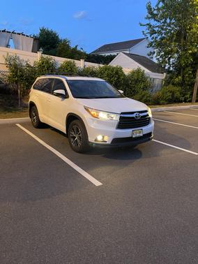 White 2016 Toyota Highlander XLE