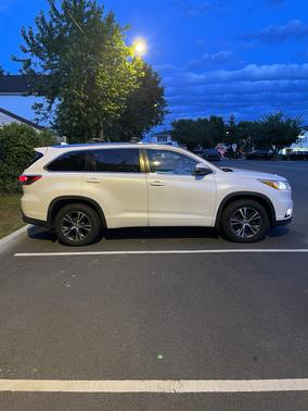 White 2016 Toyota Highlander XLE