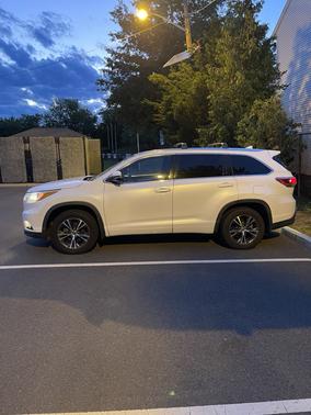 White 2016 Toyota Highlander XLE