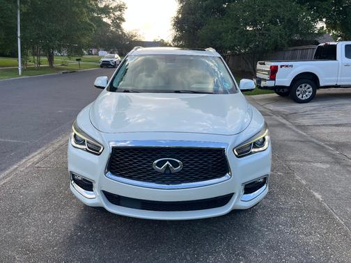 White 2017 INFINITI QX60 Base
