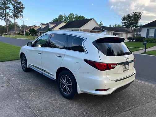 White 2017 INFINITI QX60 Base