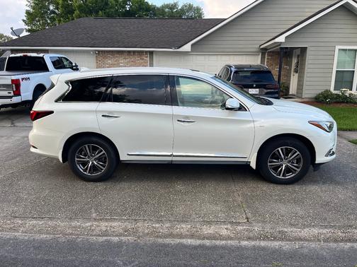 White 2017 INFINITI QX60 Base