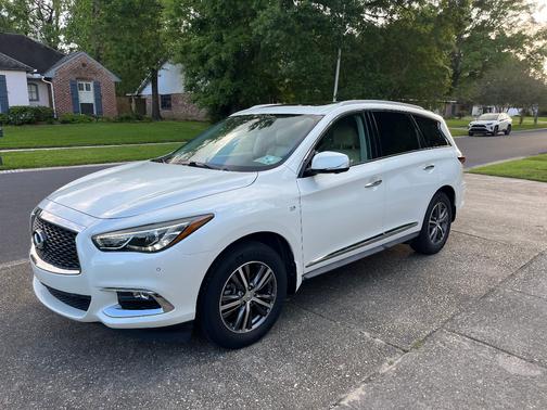 White 2017 INFINITI QX60 Base