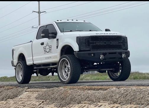 White 2017 Ford F-250 Lariat