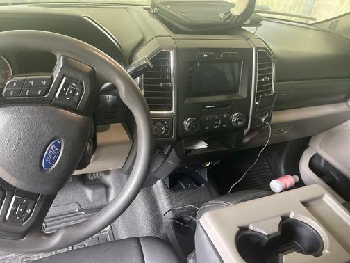 White 2017 Ford F-250 Lariat