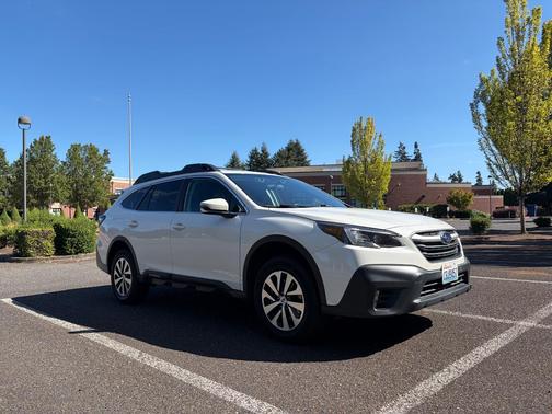 White 2022 Subaru Outback Premium