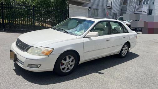 White 2001 Toyota Avalon XLS