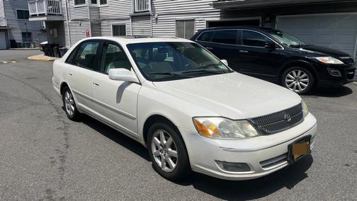 White 2001 Toyota Avalon XLS