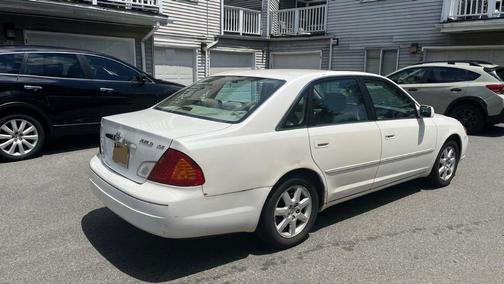 White 2001 Toyota Avalon XLS