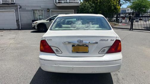 White 2001 Toyota Avalon XLS