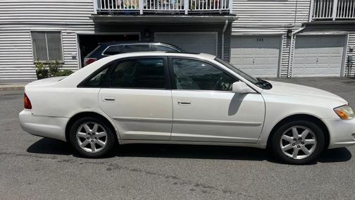 White 2001 Toyota Avalon XLS