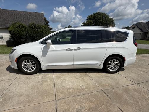 White 2020 Chrysler Pacifica Touring L