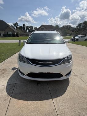 White 2020 Chrysler Pacifica Touring L