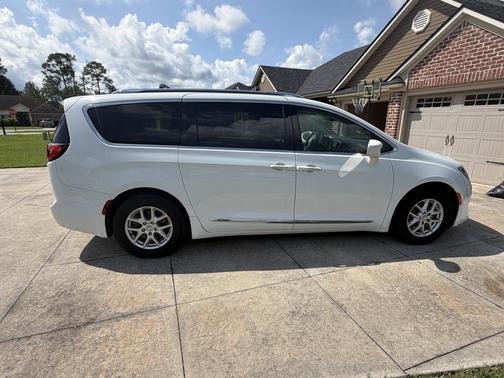 White 2020 Chrysler Pacifica Touring L