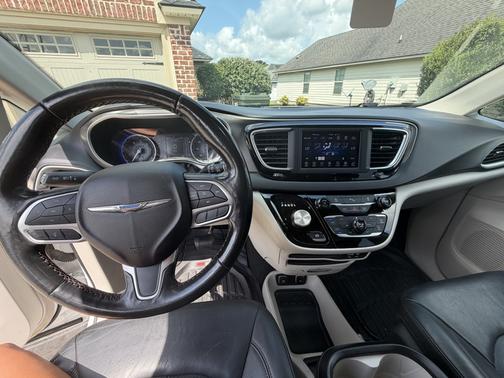 White 2020 Chrysler Pacifica Touring L