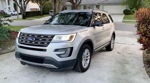 Photo 1 of 13 of 2017 Ford Explorer XLT