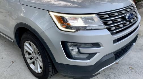 Photo 2 of 13 of 2017 Ford Explorer XLT