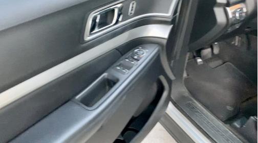 Photo 5 of 13 of 2017 Ford Explorer XLT