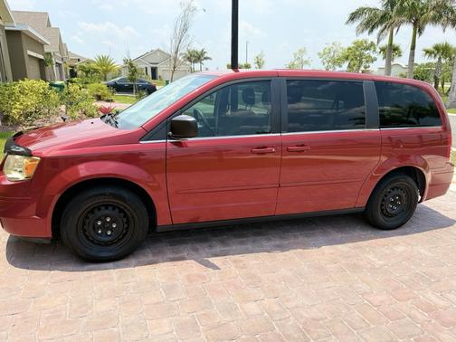 2010 Chrysler Town & Country LX