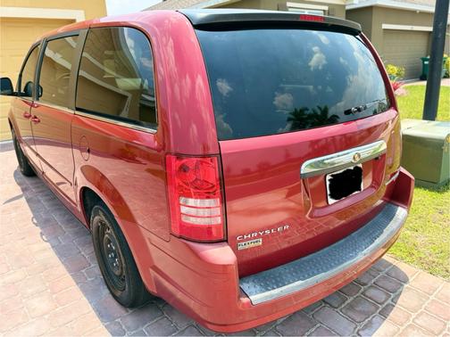 2010 Chrysler Town & Country LX