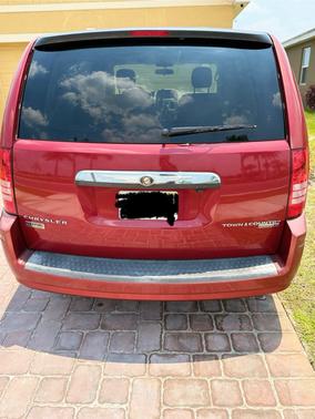 2010 Chrysler Town & Country LX